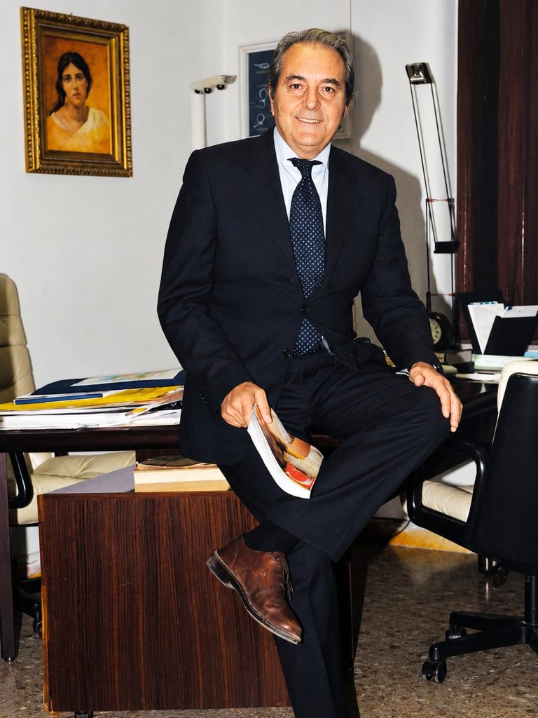 Ciro Savarese, fondatore della casa editrice Savarese Editore, nel suo ufficio a Napoli